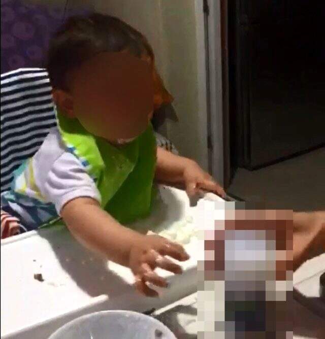 Çocuklarına içki içiren çift serbest bırakıldı Çocuklarına içki içirdikleri için gözaltına alınan çift serbest bırakıldı