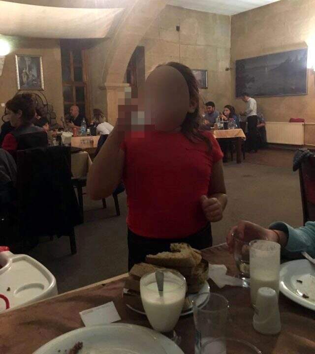 Çocuklarına içki içiren çift serbest bırakıldı Çocuklarına içki içirdikleri için gözaltına alınan çift serbest bırakıldı