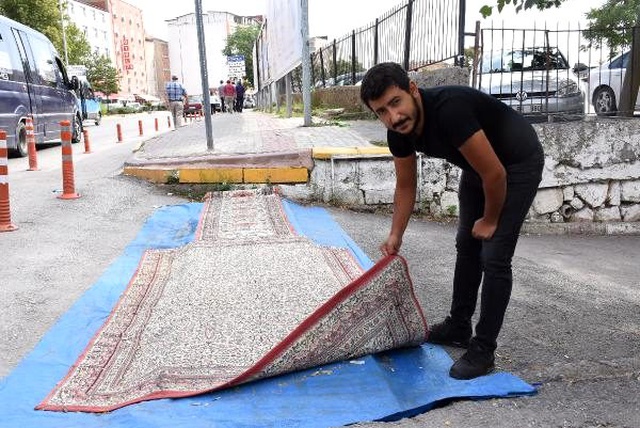 Caddede koca bir alanı halıyla kapladı! Olay kadar nedeni de ilginç