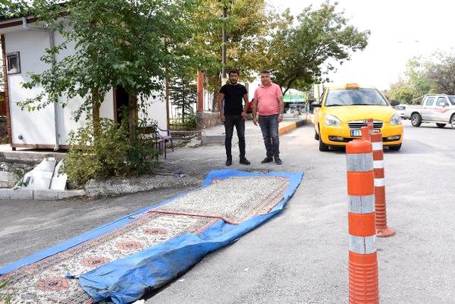Caddede koca bir alanı halıyla kapladı! Olay kadar nedeni de ilginç