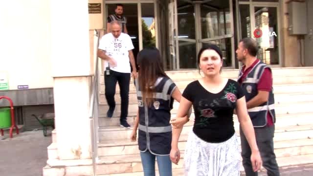 11 ayrı suçtan aranan kadın, saklanmak için yaptırdığı özel bölmede yakalandı! 11 ayrı suçtan aranan kadın, saklanmak için yaptırdığı özel bölmede yakalandı!