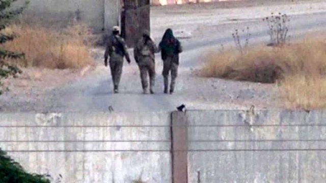 Bakan Akar Güvenli Bölge kapsamında devriye açıklaması yaptığı sırada, YPG'li teröristler sınırda görüntülendi