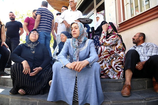 Çocuklarının dağa kaçırıldığını iddia ederek HDP binası önünde eylem başlatan aile sayısı 11'e yükseldi