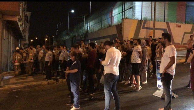 Kontrolden çıkan otomobil önce iki araca çarptı, ardından boş bir daireye daldı!