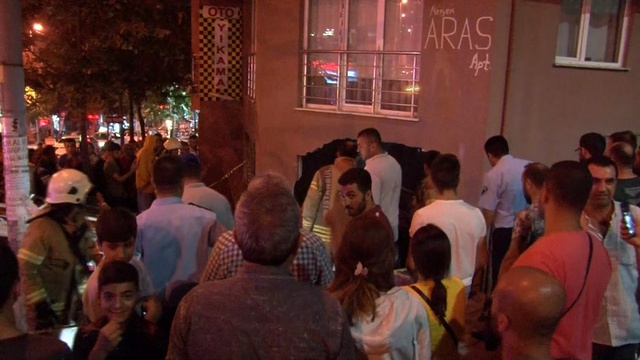 Kontrolden çıkan otomobil önce iki araca çarptı, ardından boş bir daireye daldı!