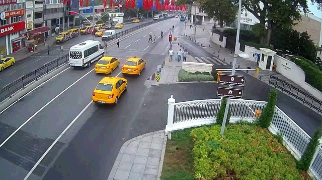  <a class='keyword-sd' href='/istanbul/' title='İstanbul'>İstanbul</a>'un göbeğinde görme engelli genç kızın yaşadığı dehşet kamerada