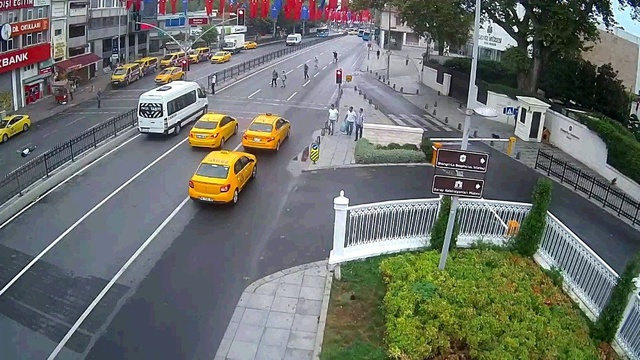 İstanbul'un göbeğinde görme engelli genç kızın yaşadığı dehşet kamerada