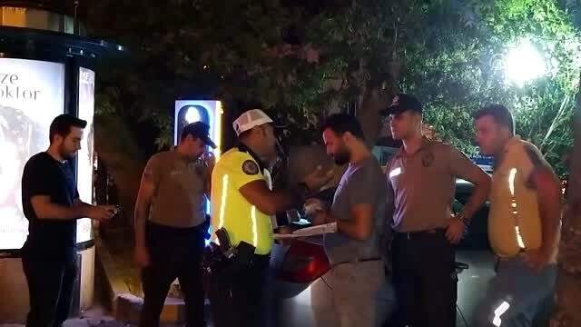 Polisten 'Değnekçi' operasyonu Polis, İSPARK otoparklarını işgal eden değnekçilere operasyon düzenledi