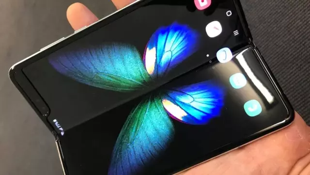 Samsung ilk katlanabilir ekranlı akıllı telefonu Galaxy Fold'u piyasaya sürdü