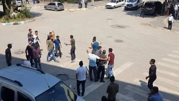 Tunceli'yi karıştıran olay! Öfkeli kalabalık, silahlı kişiyi linç etmek istedi