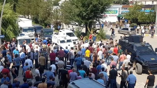 Tunceli'yi karıştıran olay! Öfkeli kalabalık, silahlı kişiyi linç etmek istedi