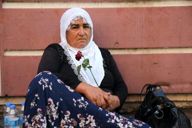 HDP il binası önünde eylem yapan anne yorgun düşünce beton zeminde uyudu HDP il binası önünde günlerdir eylem yapan anne yorgun düşünce beton zeminde uyudu