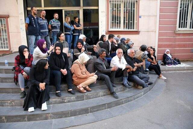 HDP il binası önünde eylem yapan anne yorgun düşünce beton zeminde uyudu HDP il binası önünde günlerdir eylem yapan anne yorgun düşünce beton zeminde uyudu