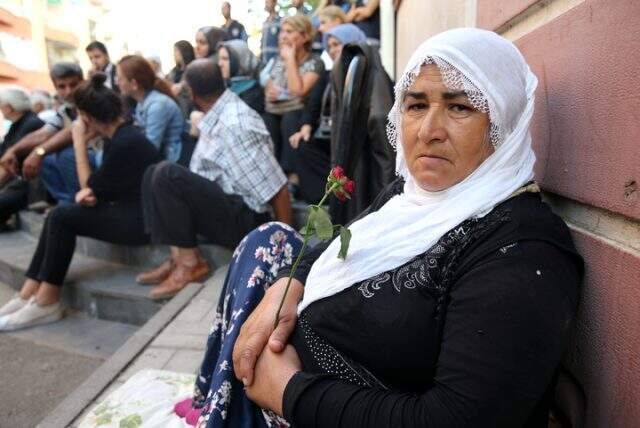 HDP il binası önünde eylem yapan anne yorgun düşünce beton zeminde uyudu HDP il binası önünde günlerdir eylem yapan anne yorgun düşünce beton zeminde uyudu