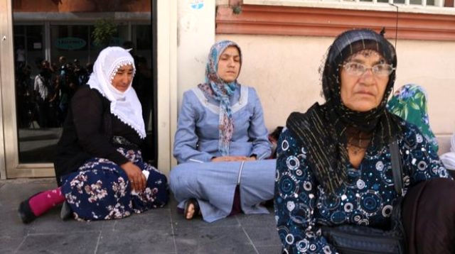 Meral Akşener, HDP binası önünde eylem yapan annelere seslendi: Annelerin feryadının çözüm adresi bir partinin kapısı değildir