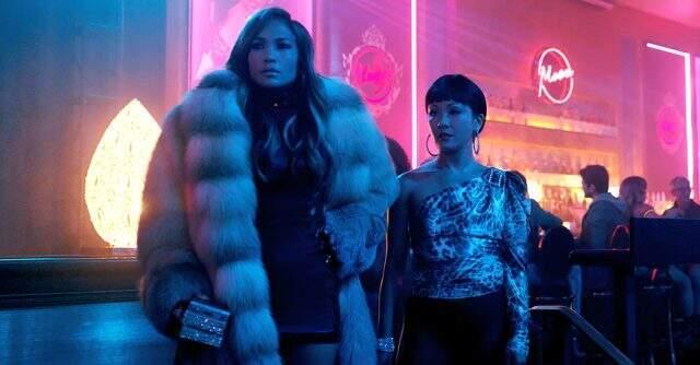 50 yaşındaki yıldız şarkıcı Jennifer Lopez, festivale iç çamaşırsız katıldı