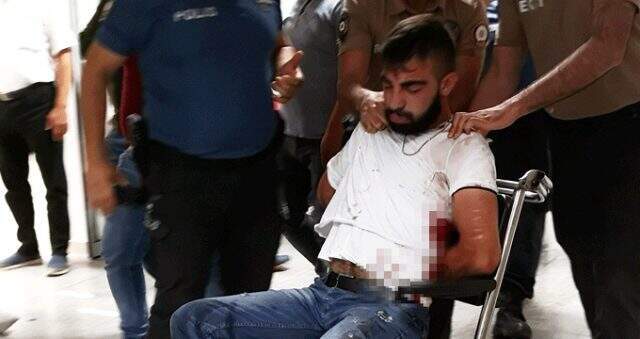 Alkollü şahıs önce polisi darp etti, ardından kendisini kesti Alkollü şahıs önce polisi darp etti, ardından kendisini kesti
