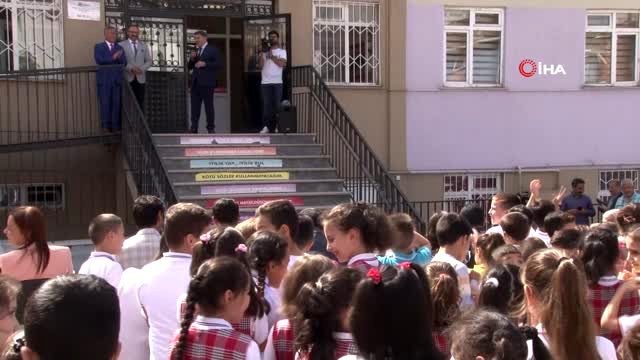 Belediye Başkanı makam aracını satarak 12 bin öğrencinin yüzünü güldürdü