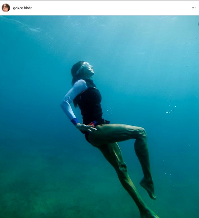 Dalış yapan Gökçe Bahadır'ın bacaklarının su altındaki görüntüsü tartışma yarattı