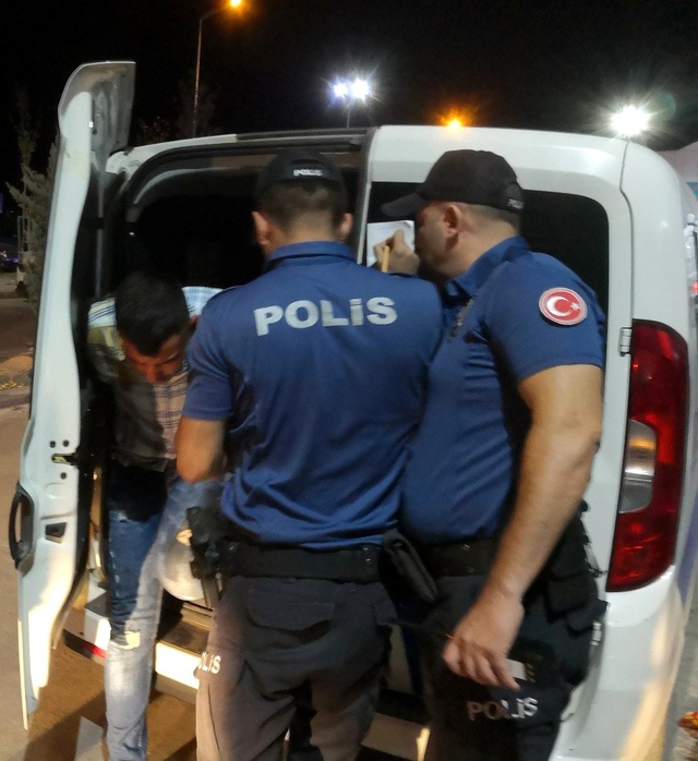 Alkollü şahıs önce polisi darp etti, ardından kendisini kesti