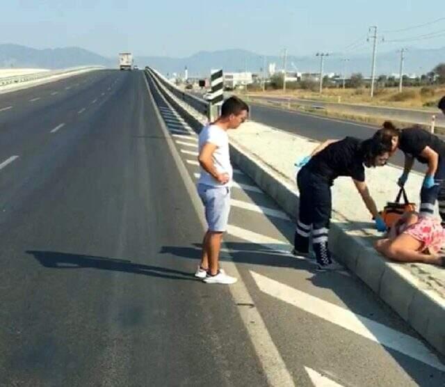 Şehirler arası yolda sızıp kalan kadını sağlık ekipleri uyandırdı
