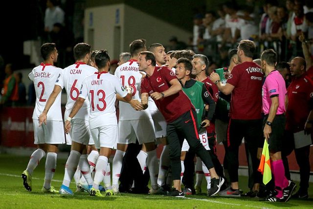 Emre Belözoğlu maçın dördüncü hakemiyle tartıştı!