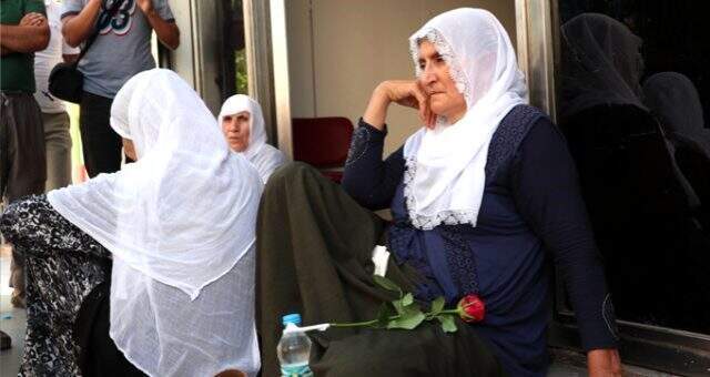 HDP il binası önündeki eylem 8. gününde 20 aileyle devam ediyor HDP İl Başkanlığı önünde devam eden eylemde, Türk bayrağı açtılar