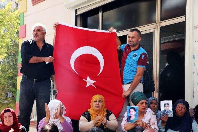 HDP il binası önündeki eylem 8. gününde, 20 aileyle devam ediyor HDP İl Başkanlığı önünde devam eden eylemde, Türk bayrağı açtılar