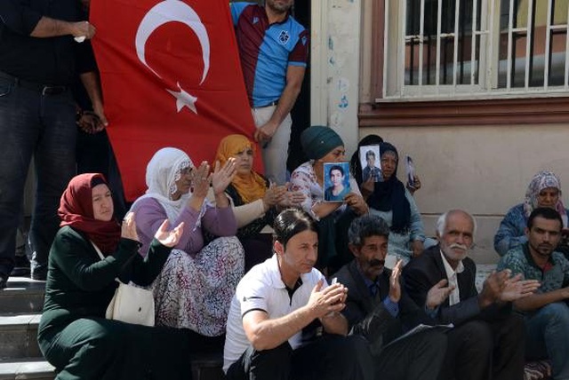 HDP İl Başkanlığı önünde devam eden eylemde, Türk bayrağı açtılar