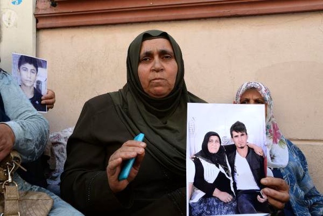 HDP İl Başkanlığı önünde devam eden eylemde, Türk bayrağı açtılar