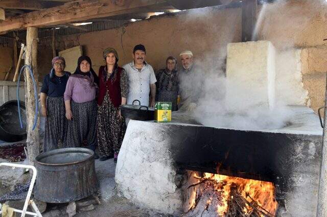 Köye özel toprakla mayalanan pekmez 200 yıldır gelir kaynağı olmaya devam ediyor Köyde özel toprakla mayalanan pekmez 200 yıldır gelir kaynağı olmaya devam ediyor
