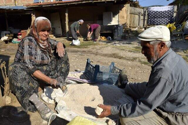 Köye özel toprakla mayalanan pekmez 200 yıldır gelir kaynağı olmaya devam ediyor Köyde özel toprakla mayalanan pekmez 200 yıldır gelir kaynağı olmaya devam ediyor