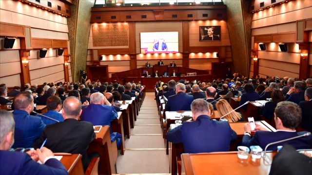 Ekrem İmamoğlu'nun belediye meclis kararına mahkemeden durdurma kararı