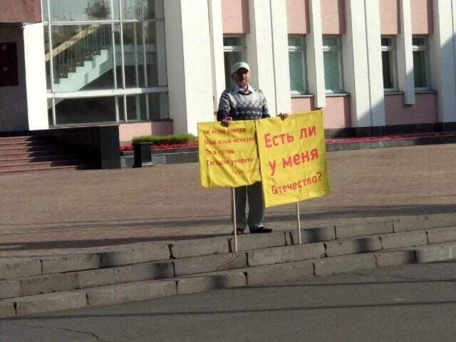Udmurtya Cumhuriyeti'nde bir profesör, anadili unutulduğu için devlet binası önünde kendini yaktı
