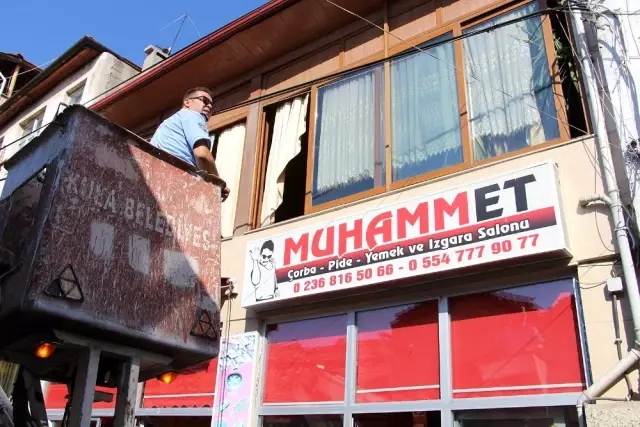Ünlü televizyoncunun tepki gösterdiği tabela, zabıta ekipleri tarafından indirildi