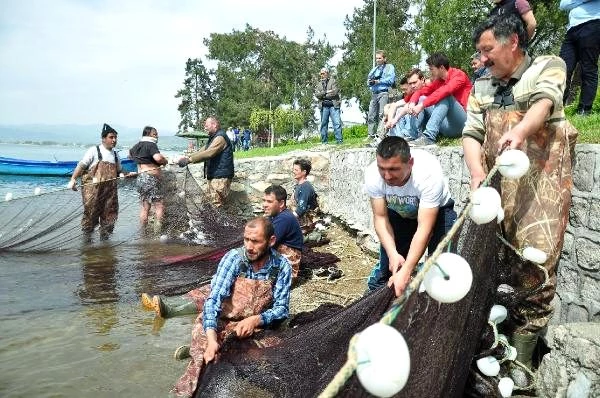 Balık kıtlığından yakınan İznikli balıkçılar, oturma eylemi yaptı