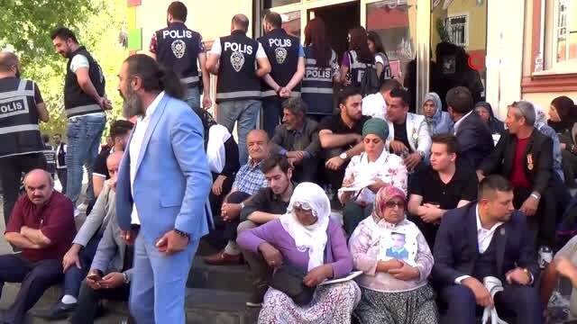 Diriliş Ertuğrul oyuncusu Hanifi Koç'tan HDP binası önünde eylem yapan ailelere destek ziyareti Diriliş Ertuğrul oyuncusu Hanifi Koç'tan HDP binası önünde eylem yapan ailelere destek ziyareti