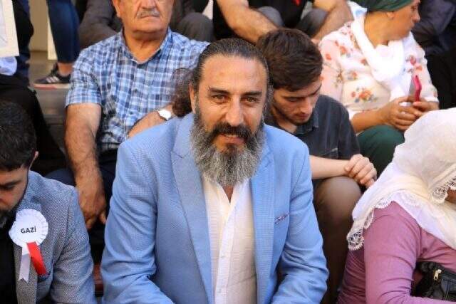 Diriliş Ertuğrul oyuncusu Hanifi Koç'tan HDP binası önünde eylem yapan ailelere destek ziyareti Diriliş Ertuğrul oyuncusu Hanifi Koç'tan HDP binası önünde eylem yapan ailelere destek ziyareti