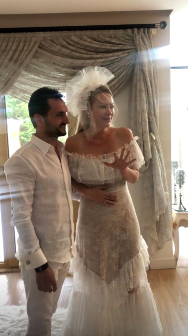 Dün akşam evlenen şarkıcı Aylin Coşkun'a kilolarca altın takıldı