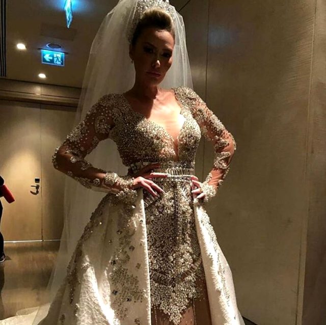 Dün akşam evlenen şarkıcı Aylin Coşkun'a kilolarca altın takıldı