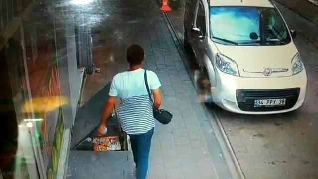 İstanbul'da, restorana giren hırsız elini kolunu sallayarak para dolu çantayı çaldı! O anlar kamerada
