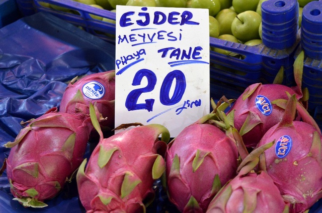 Pazar tezgahlarında yerini alan ejder meyvesi, hem şekli hem de fiyatıyla şaşırtıyor