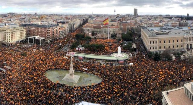 İspanya'da ayrılıkçı 12 Katalan siyasetçiyle ilgili son karar öncesi, dev bir gösteri düzenlendi