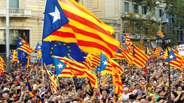 İspanya'da ayrılıkçı 12 Katalan siyasetçiyle ilgili son karar öncesi, dev bir gösteri düzenlendi