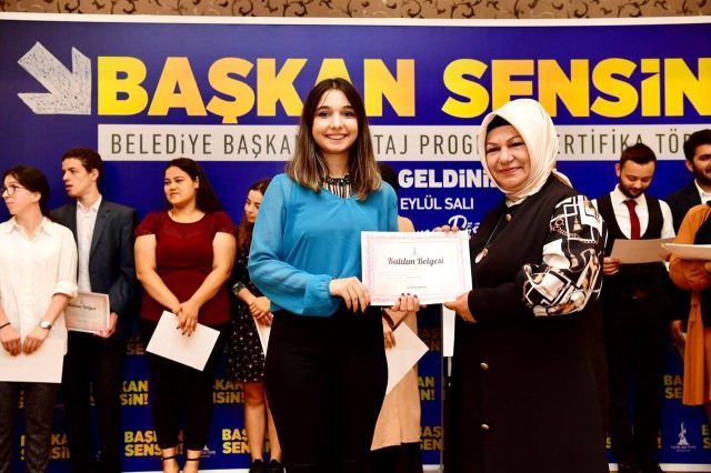 İstanbul'un ilk başörtülü belediye başkanı, hayata geçirdiği projede ilk sertifikaları verdi