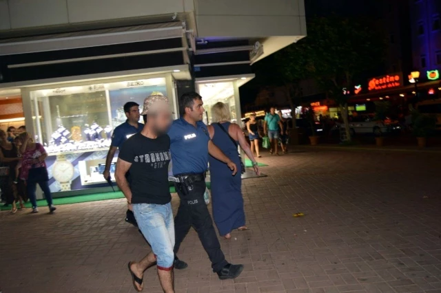 Kuyumcunun kepenkleri kapatması sonucu kaçamayan hırsızlar, polise teslim edildi