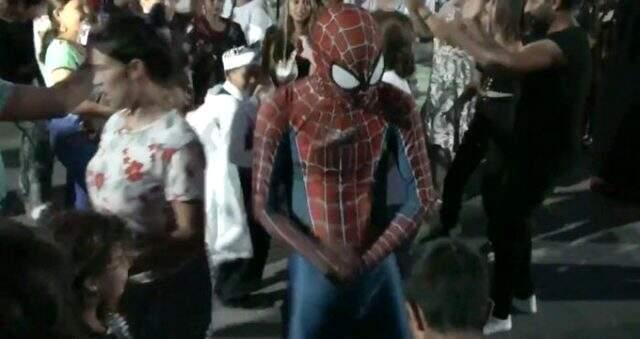 Roman havası oynayan 'Spiderman' konuştu: Farklı kostümler giydim ama Örümcek Adam'ı tanıtmak bir başka heyecan