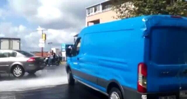 Sarıyer'de su borusu patladı, sürücüler krizi fırsata çevirdi Sarıyer'de su borusu patladı, sürücüler krizi fırsata çevirdi