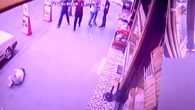Bahçelievler'de bir çocuğun, balkondan düşerek kaldırıma çakıldığı anlar saniye saniye kaydedildi