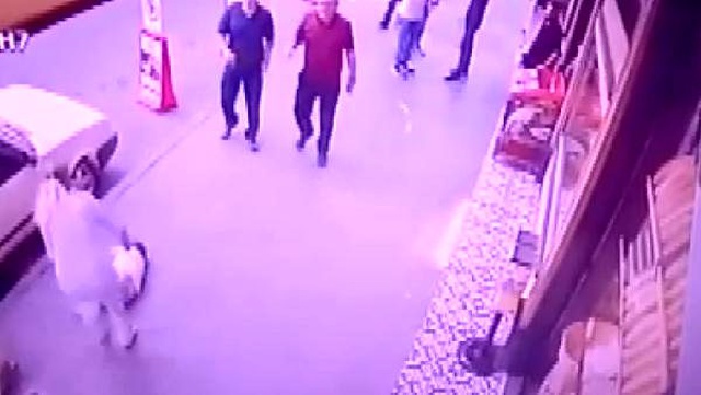 Bahçelievler'de bir çocuğun, balkondan düşerek kaldırıma çakıldığı anlar saniye saniye kaydedildi